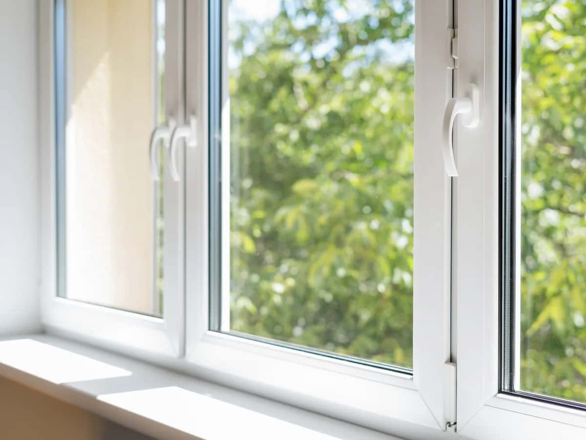 Fenêtre en PVC à double vitrage ouverte sur un jardin