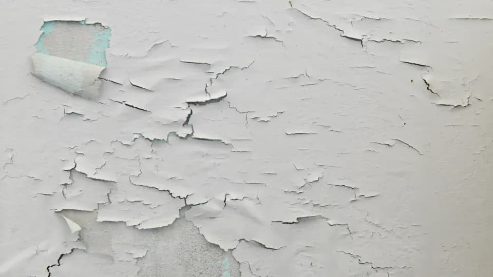 Méthode pour réparer les éclats et fissures de peinture