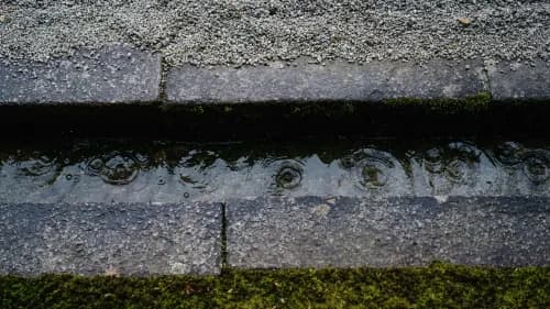 Prévenir l’humidité : bien drainer autour de la maison