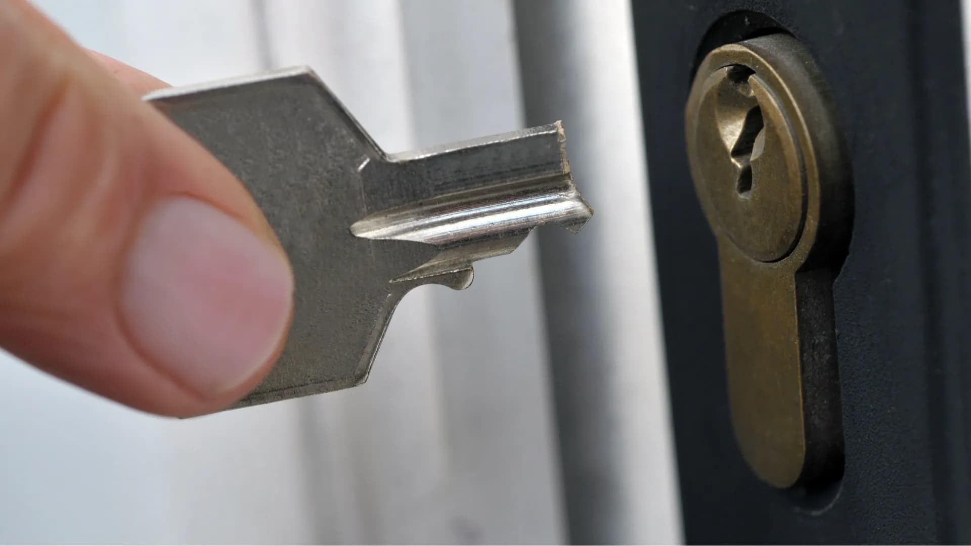 Comment retirer une clé cassée dans une serrure ?