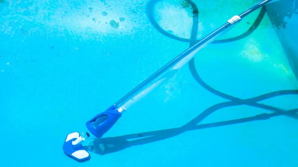 Comment aspirer le fond d’une piscine ?