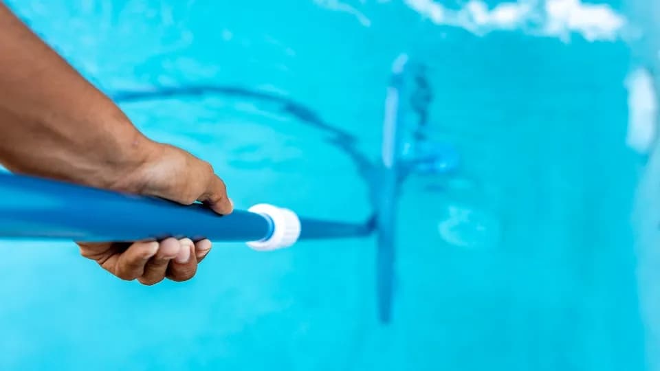 Comment nettoyer ma piscine sans robot ?