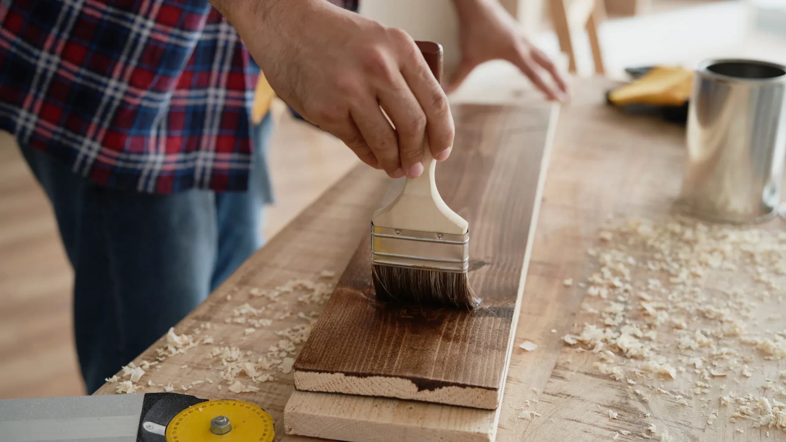 Teinture, vernis et peinture : conseils pour sublimer vos projets bois