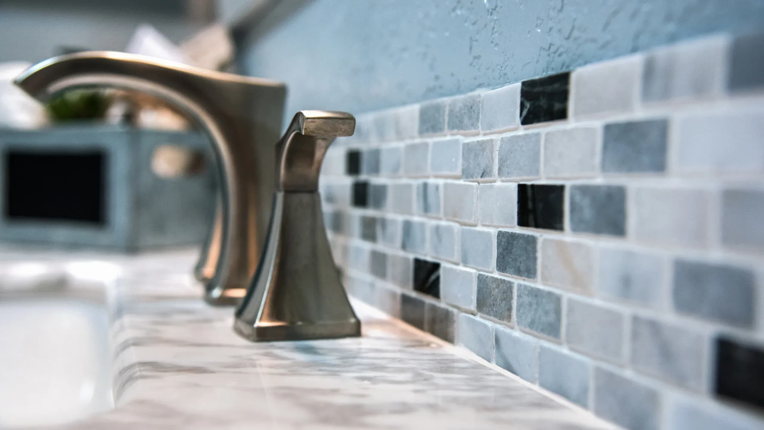 Étanchéifier les joints de carrelage en salle de bain