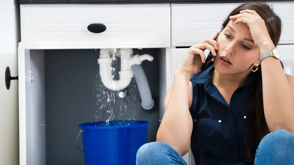 Grosse fuite d’eau : que faire en urgence en attendant le plombier ?