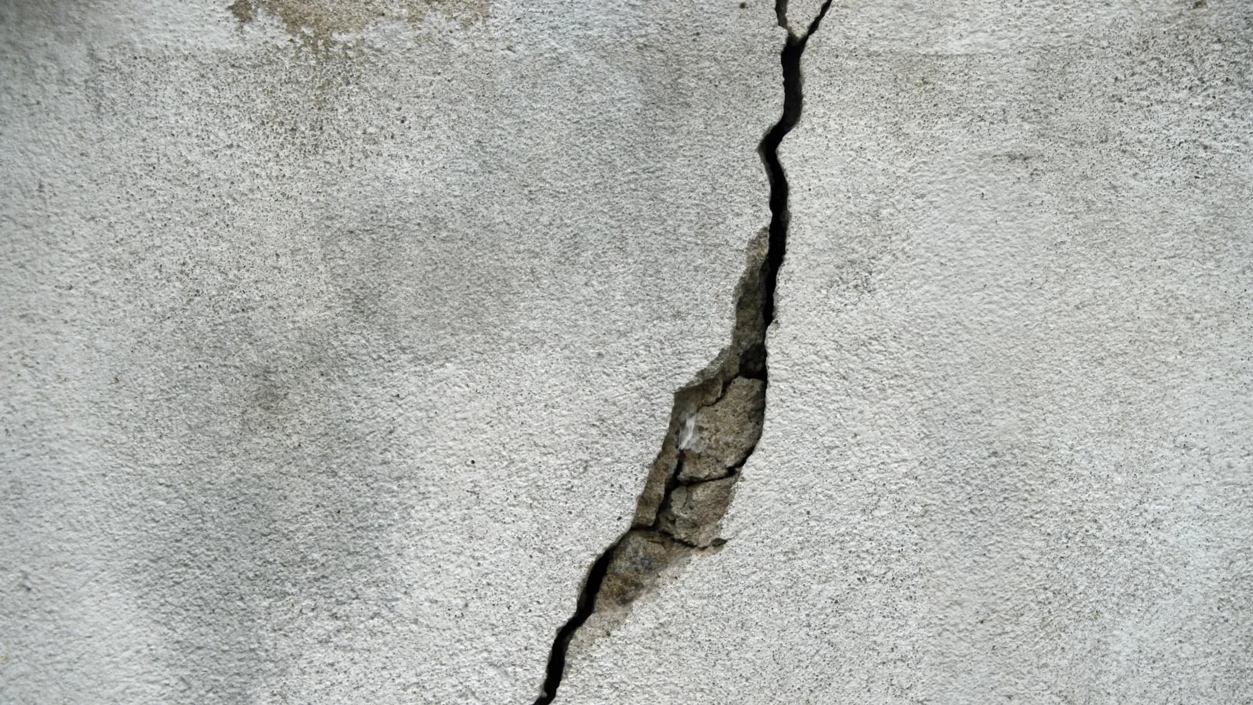 Comment identifier les fissures dans les murs de ma maison ?