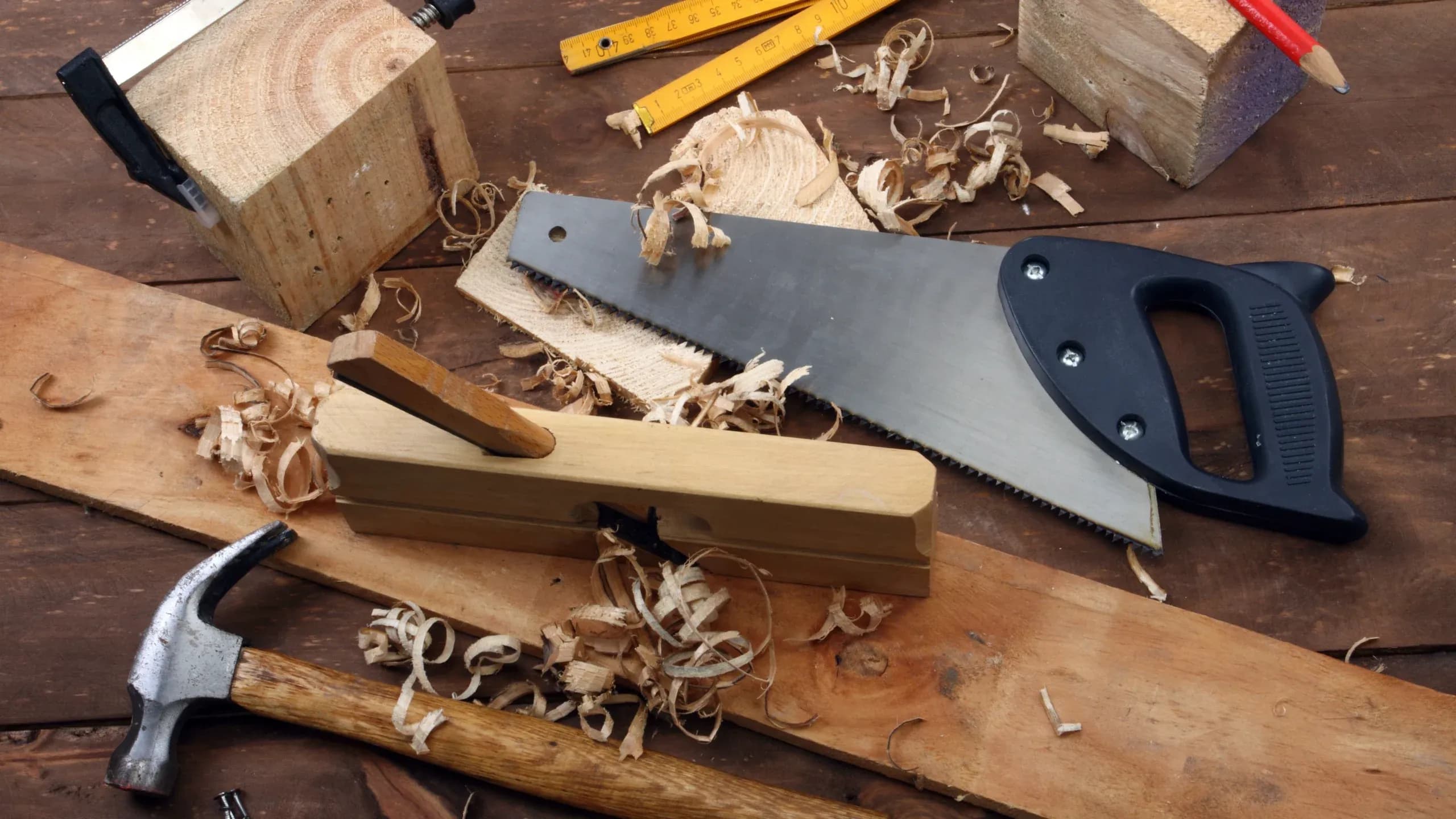 Quels outils sont nécessaires pour débuter en menuiserie ?