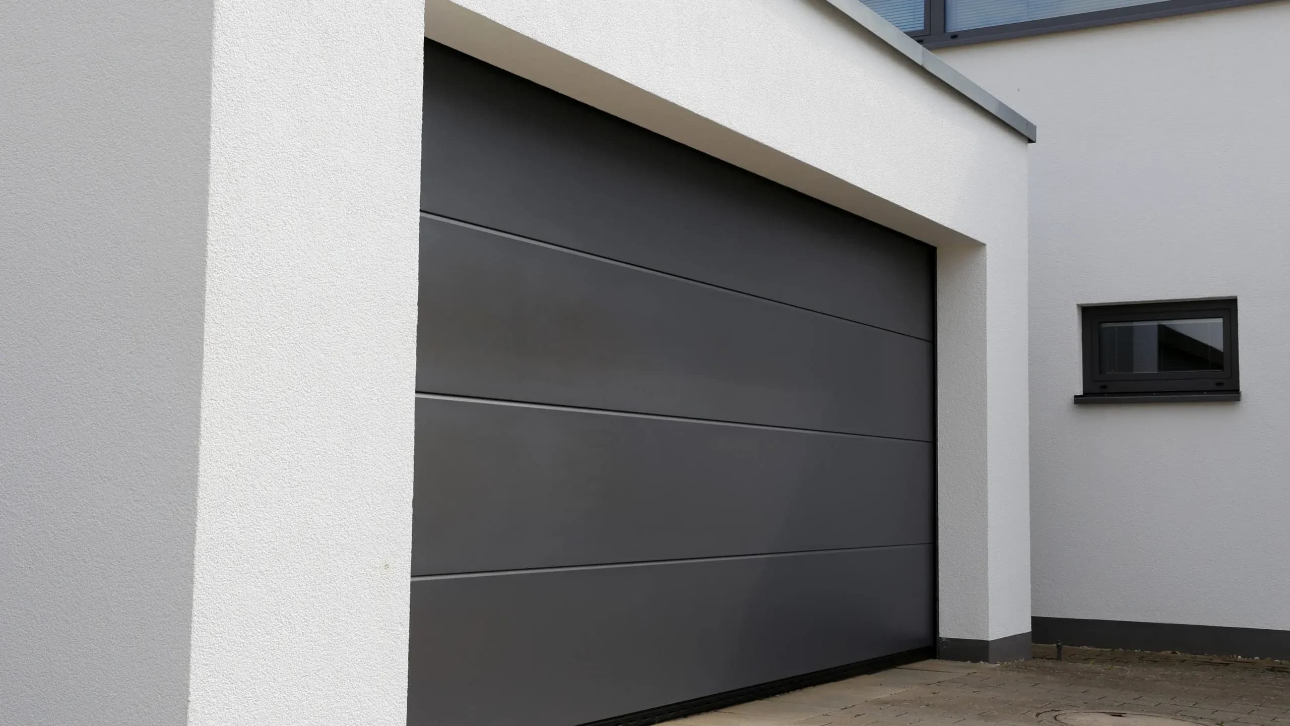 Porte basculante vs sectionnelle : quelle différence ?
