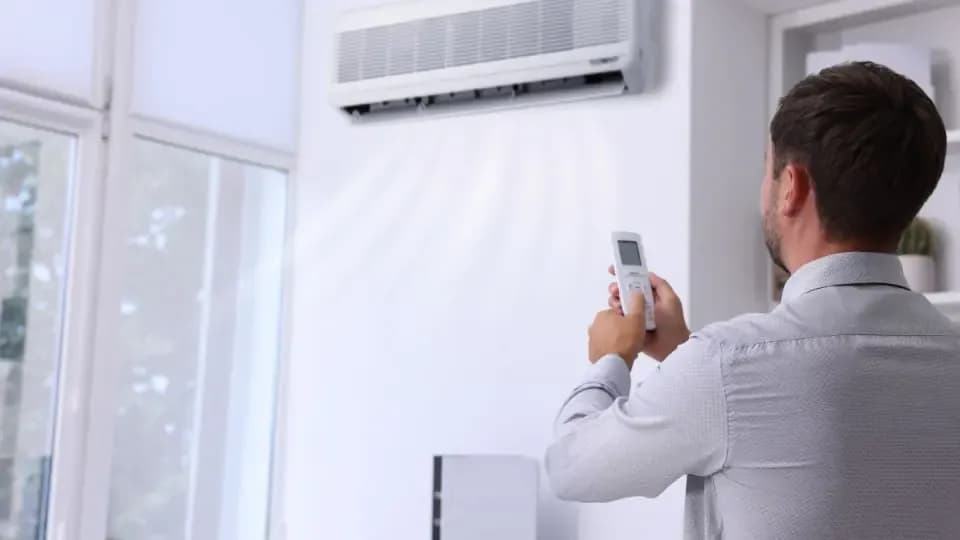 Pourquoi ma clim souffle de l’air chaud en mode froid ?