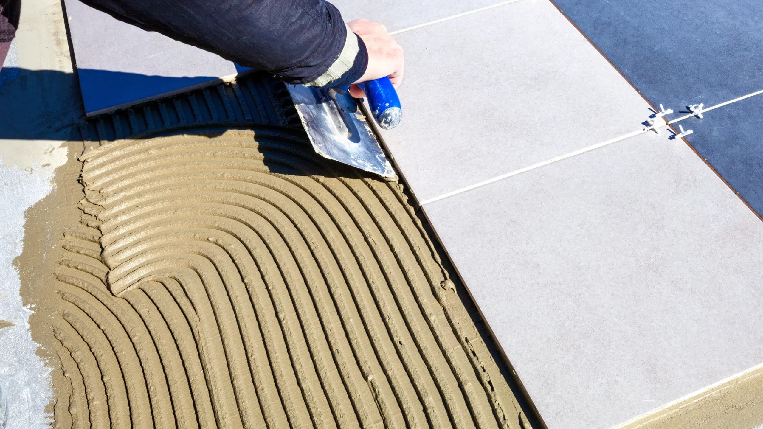 Comment préparer correctement la surface avant de poser du carrelage ?