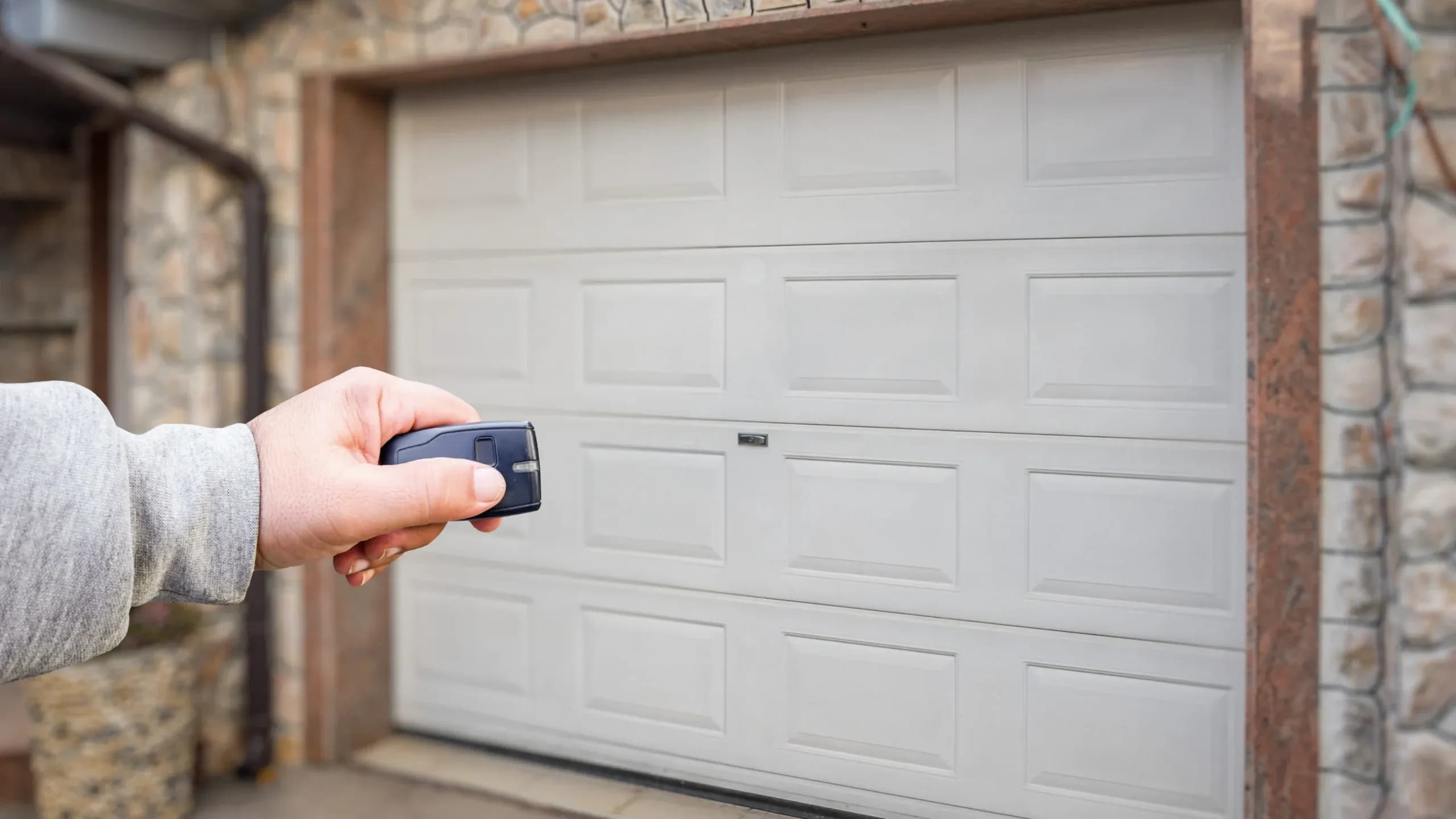 Comment programmer une télécommande de porte de garage ?