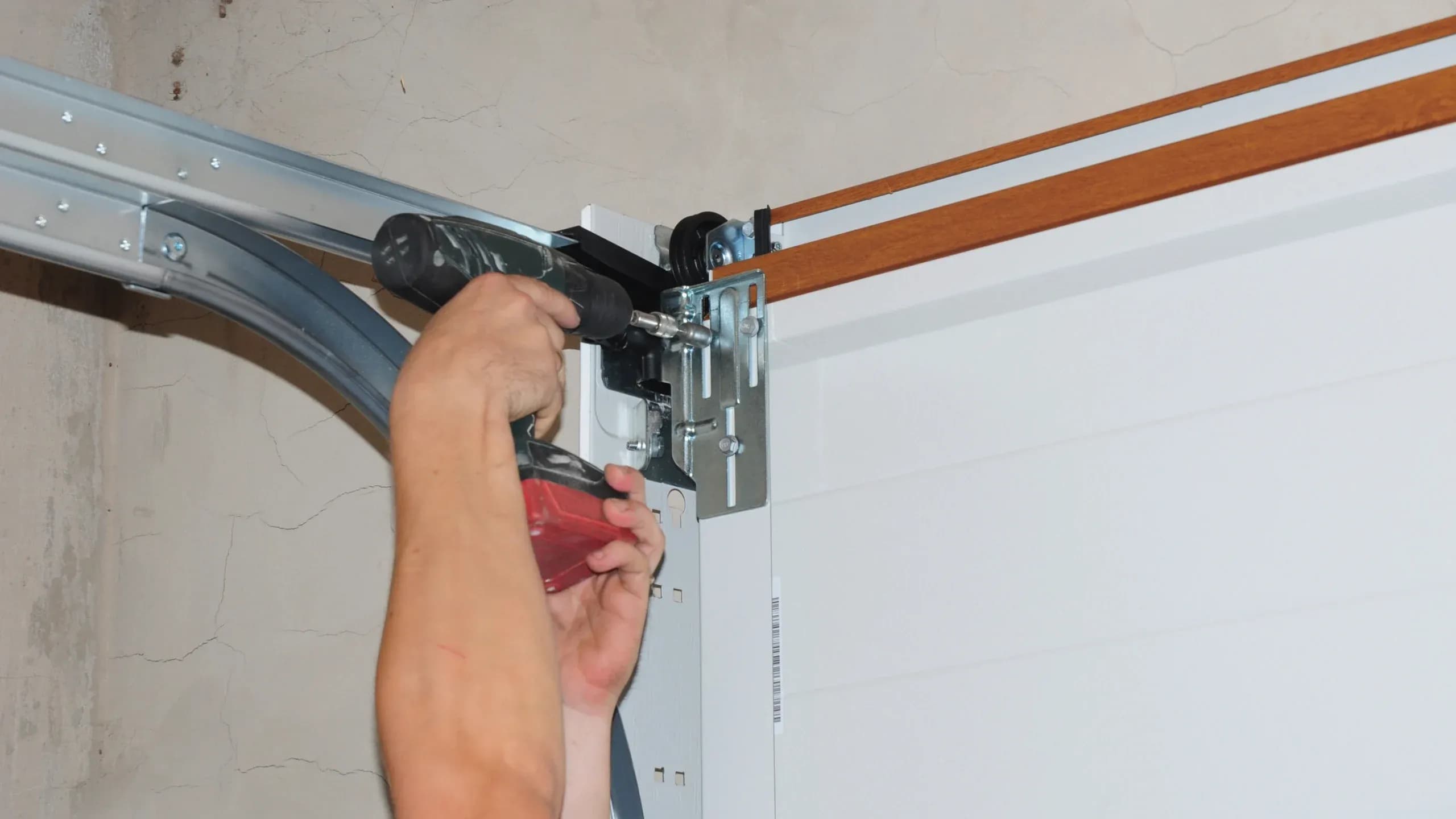 Comment réparer une porte de garage qui coince ?