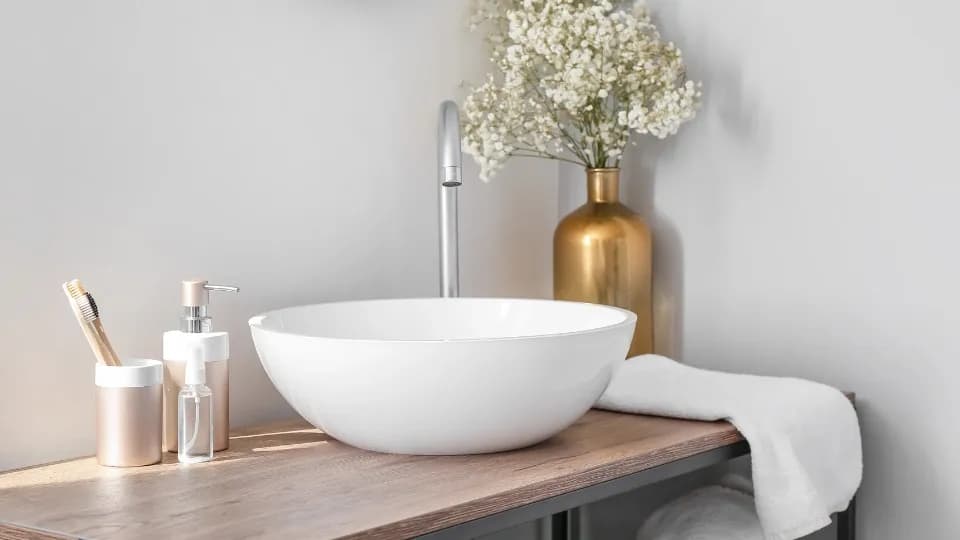 Salle de bains : quand faire venir chaque artisan