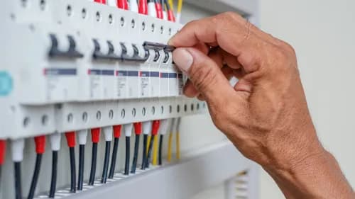 Comment tester un disjoncteur en toute sécurité ?