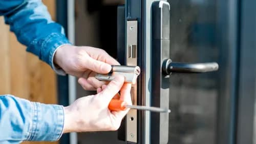 Comment changer une serrure de porte ?