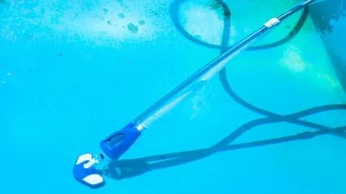 Comment aspirer le fond d’une piscine ?