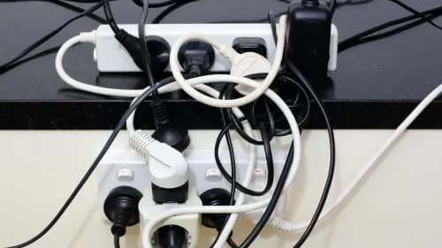 Les bonnes pratiques pour éviter les surcharges électriques
