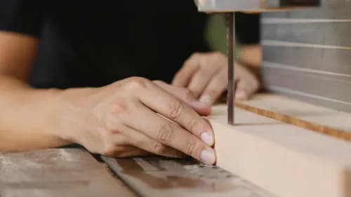 Utilisation de gabarits et de guides pour des coupes précises