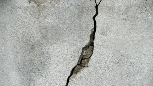 Comment identifier les fissures dans les murs de ma maison ?