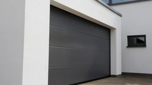 Porte basculante vs sectionnelle : quelle différence ?