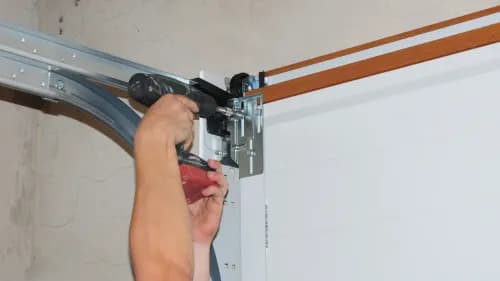 Comment réparer une porte de garage qui coince ?