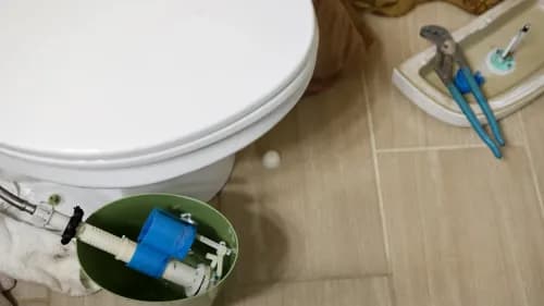 Les étapes pour réparer une chasse d’eau qui fuit