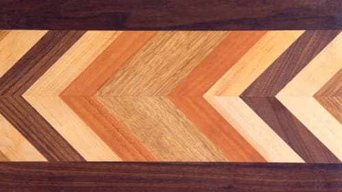 Techniques de décoration, comme la marqueterie et l’incrustation