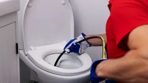 WC bouchés : 7 méthodes qui marchent et celles à éviter