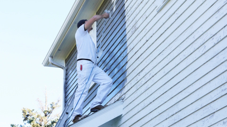 Les astuces pour peindre en extérieur : façade, clôture, terrasse