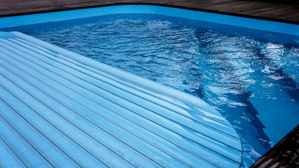 Bâche ou couverture de piscine : quelle différence ?