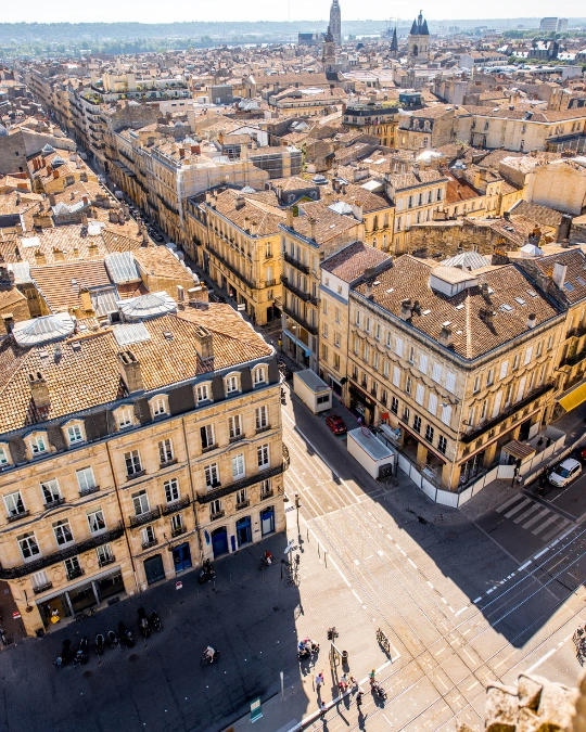 Trouver des artisans fiables et disponibles avec kelkun à Bordeaux pour vos urgences, dépannages et travaux