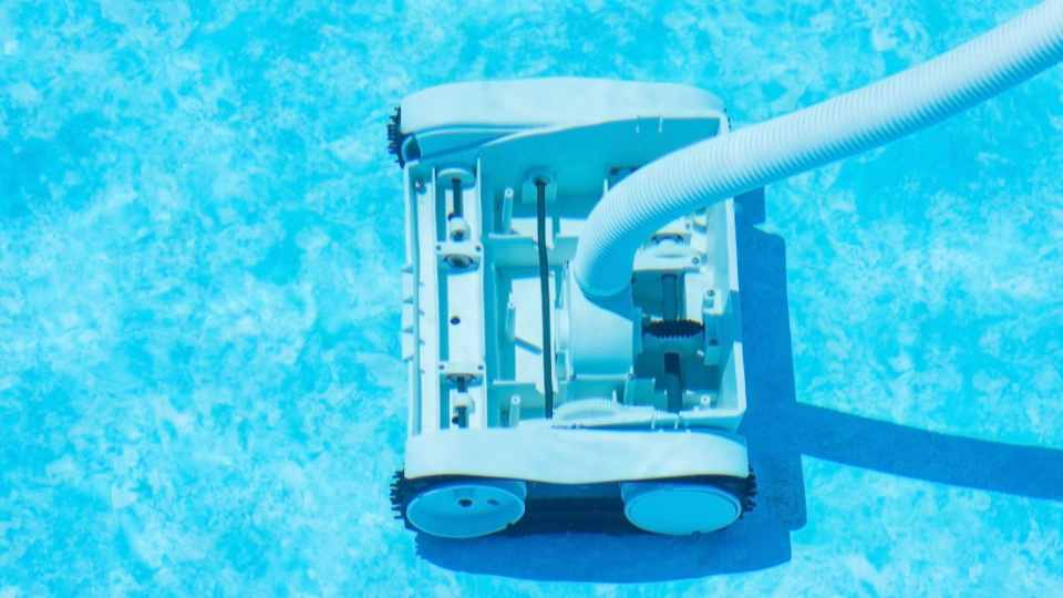 Comment fonctionnent les robots nettoyeurs de piscine ?