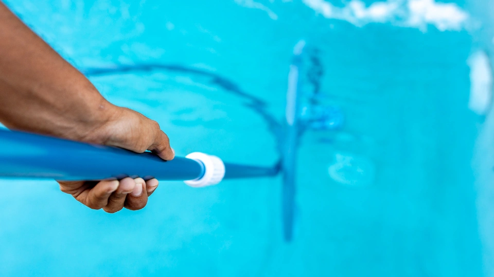 Comment nettoyer ma piscine sans robot ?
