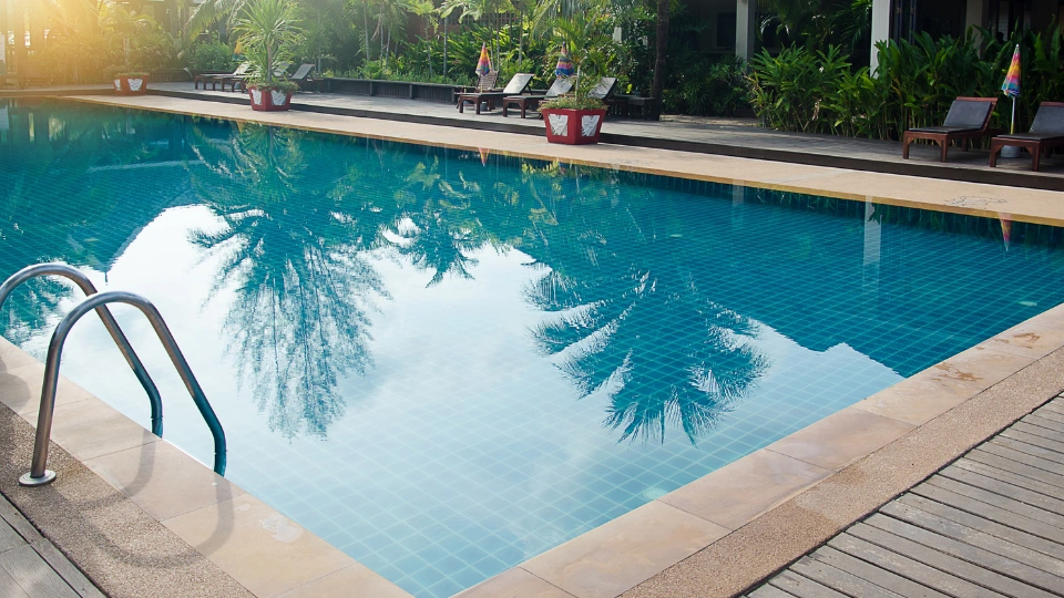 Comment stopper une fuite de piscine sans la vider ?