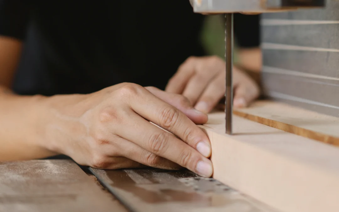 Utilisation de gabarits et de guides pour des coupes précises