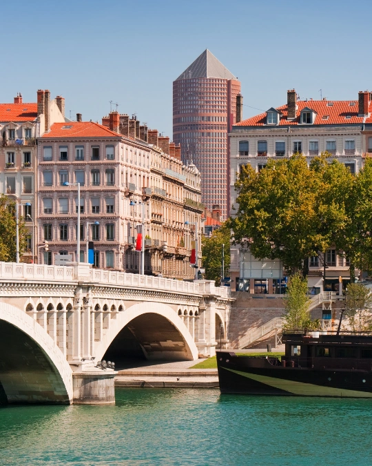 Trouver des artisans fiables et disponibles avec kelkun à Lyon pour vos urgences, dépannages et travaux