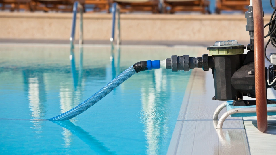 Comment nettoyer les tuyaux d’une pompe de piscine ?