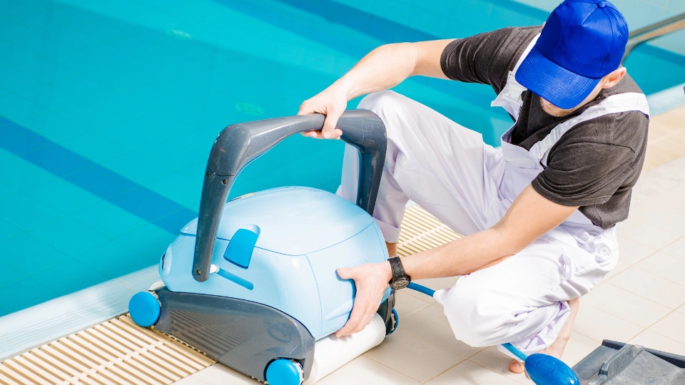 Nettoyeur ou aspirateur de piscine : quelle différence ?