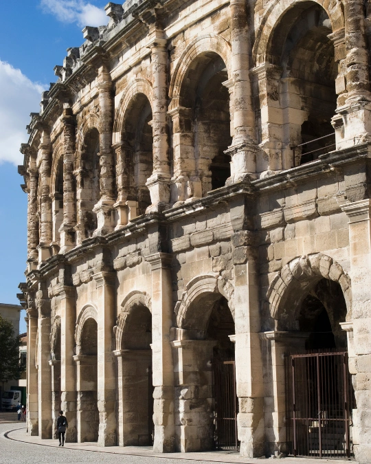 Trouver des artisans fiables et disponibles avec kelkun à Nîmes pour vos urgences, dépannages et travaux
