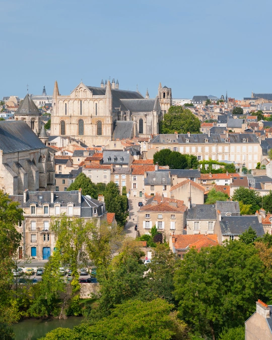 Trouver des artisans fiables et disponibles avec kelkun à Poitiers pour vos urgences, dépannages et travaux