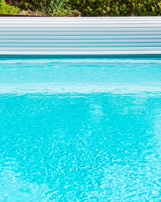 pose-volet-roulant-piscine pose-volet-roulant-piscine