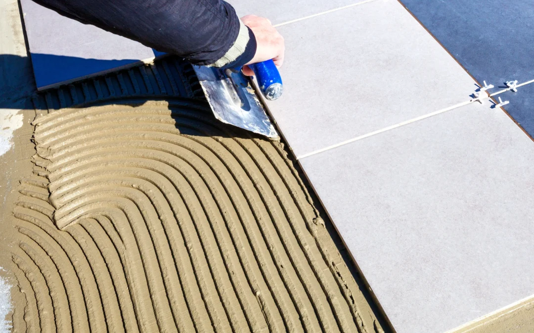 Comment préparer correctement la surface avant de poser du carrelage ?