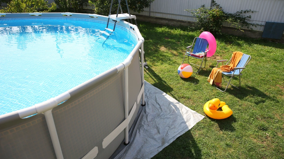 Que mettre sous une piscine hors sol ?