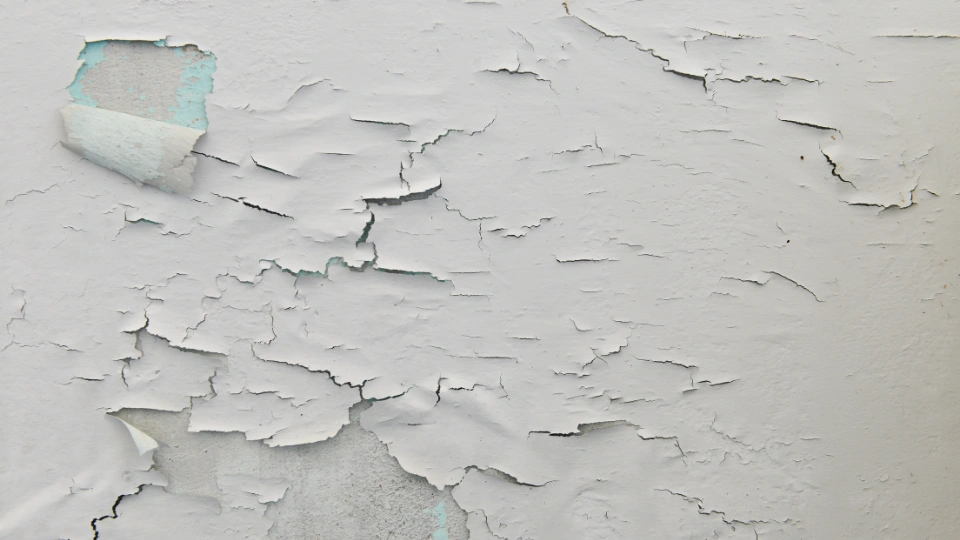 Méthode pour réparer les éclats et fissures de peinture