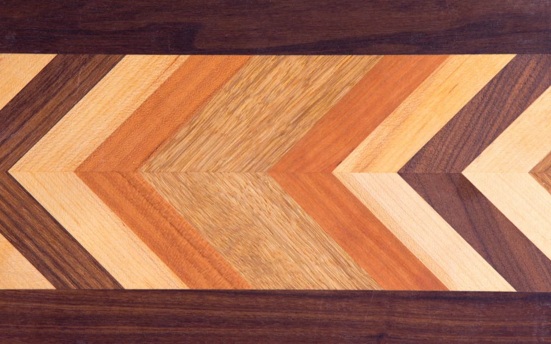 Techniques de décoration, comme la marqueterie et l’incrustation