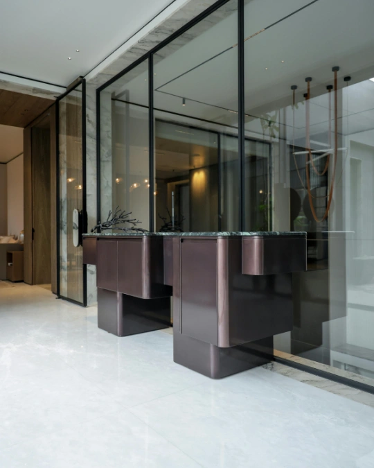 Trouvez un vitrier certifié pour l'installation de votre cloison en verre. Dépannage express, travaux, entretiens... service 100 % gratuit avec kelkun