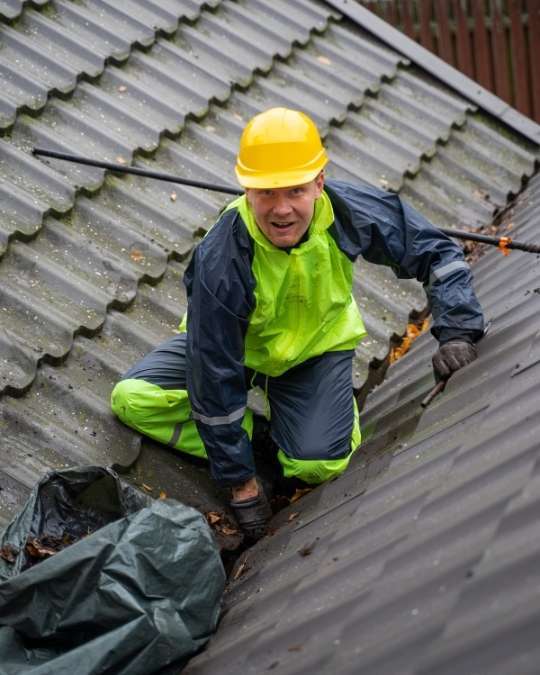 Trouvez rapidement un couvreur certifié pour l'étanchéité de votre toiture. Dépannage express, travaux, entretiens... service 100 % gratuit avec kelkun