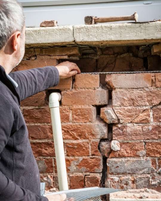 Trouvez un maçon disponible et certifié pour vos murs fissurés. Dépannage express, travaux, entretiens... service 100 % gratuit avec kelkun