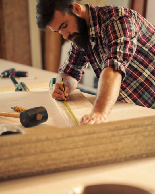 Trouvez un menuisier certifié pour vos ossatures en bois. Dépannage express, travaux, entretiens... service 100 % gratuit avec kelkun