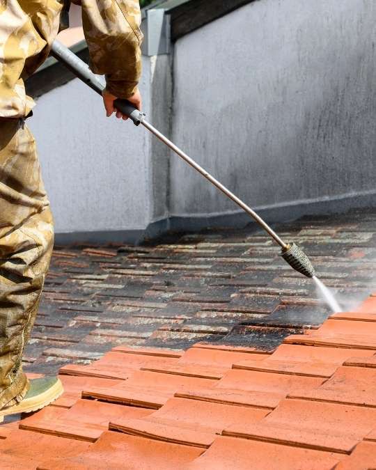 Trouvez un couvreur certifié pour le nettoyage de votre toiture. Dépannage express, travaux, entretiens... service 100 % gratuit avec kelkun